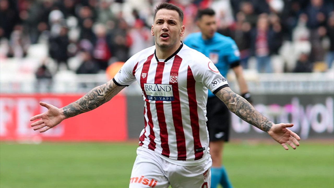 Sivasspor, golcü oyuncusu Rey Manaj ile sözleşme yenilediğini duyurdu 15 495192