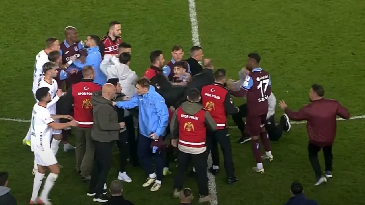 Alanyaspor maçının ardından sahada kavga çıktı 1 495972