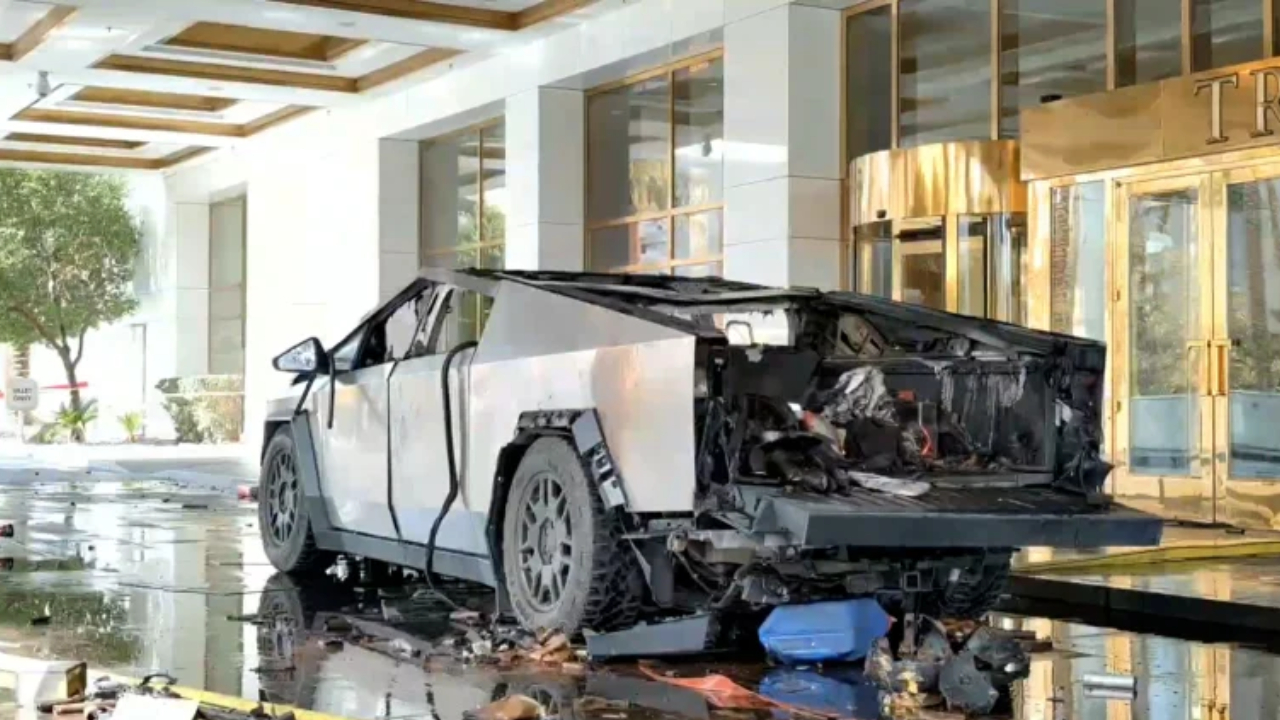 Şoke eden olay: Tesla Cybertruck bomba gibi patladı! 25 cybertruck