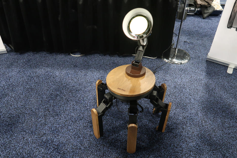 Evin içinde sürekli takip eden bir garip robot: Mi-Mo! 20 mimo robot