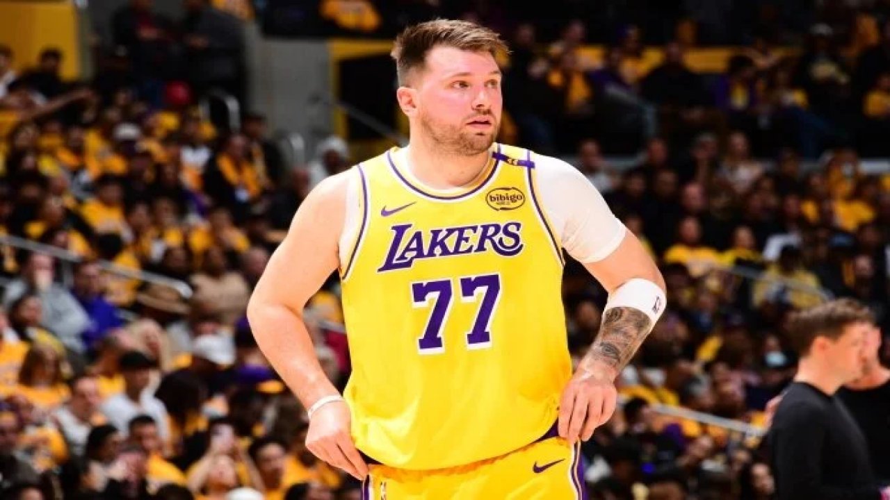 NBA'de Lakers, Doncic'in forma giydiği ilk maçta Jazz'ı mağlup etti 21 499755