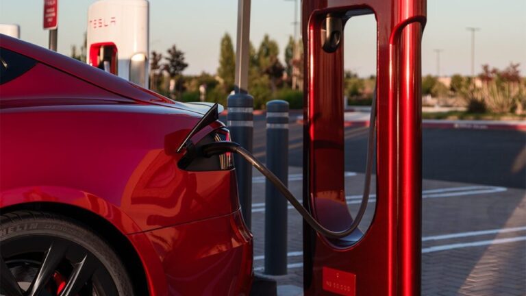 Tesla Supercharger'larda kuyruk sistemini denemeye başlıyor! 16 tesla sarj istasyonlarinda kuyruk sistemini denemeye basliyor kapak
