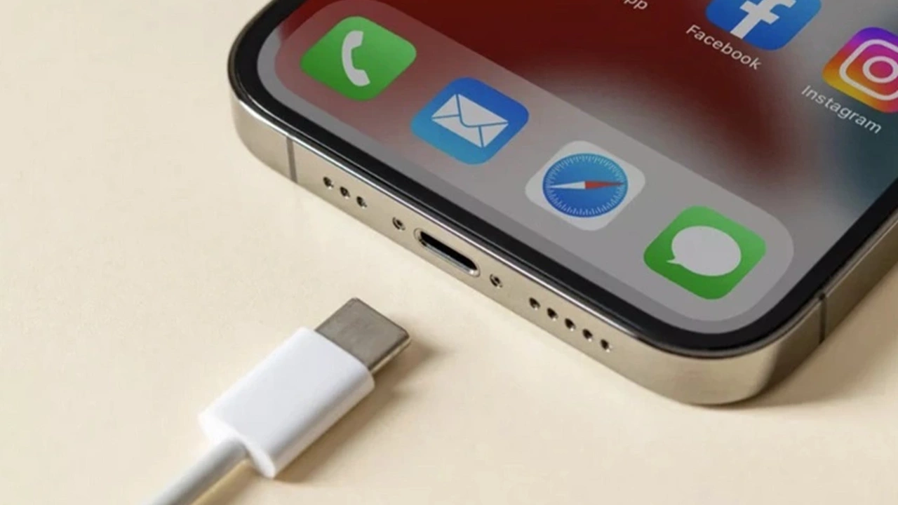 Şarj girişi olmayan iPhone devri başlıyor! 16 iphone 15 usb c ile android telefonlari sarj edebiliyor2.webp