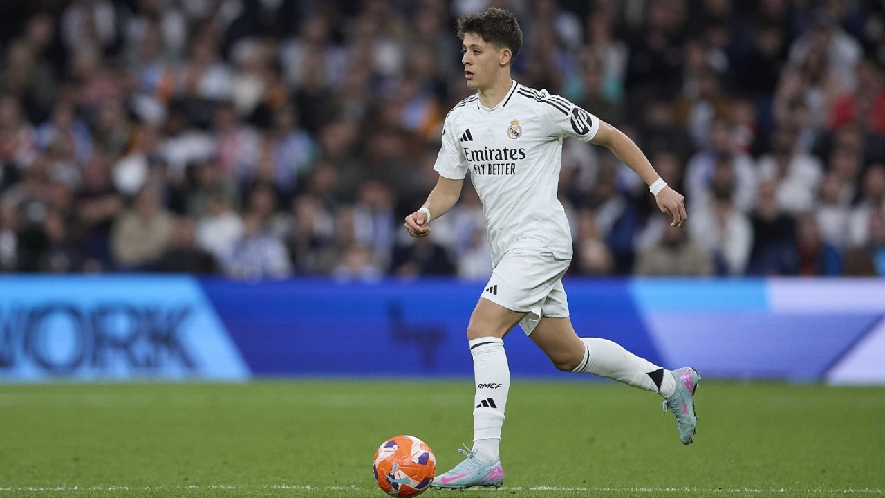 Real Madrid, Arsenal maçı için İngiltere'ye uçtu! Arda Güler'in yanında yer alan isi.. 8 509599