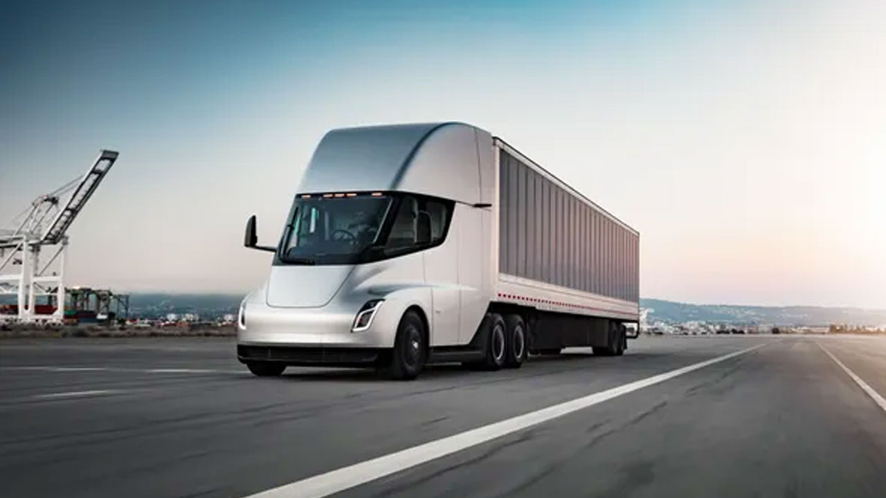 Tesla'nın elektrikli tır projesi başarısız mı oldu? 6 tesla semi avrupa teslimatlari basladi mi 1