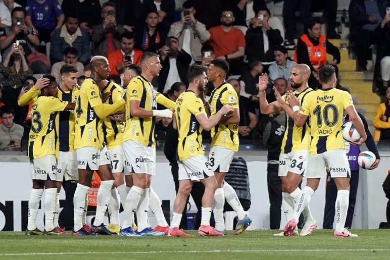 Fenerbahçe’den Farklı Galibiyet: Başakşehir’i 4-1 Geçti! 14 516205