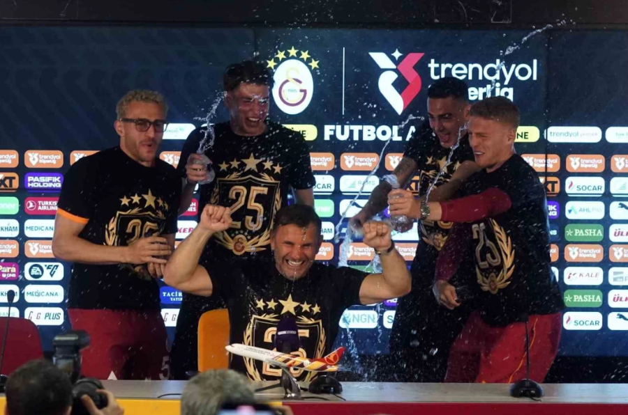 Galatasaraylı futbolculardan Okan Buruk’a basın toplantısında sulu sürpriz 7 517888