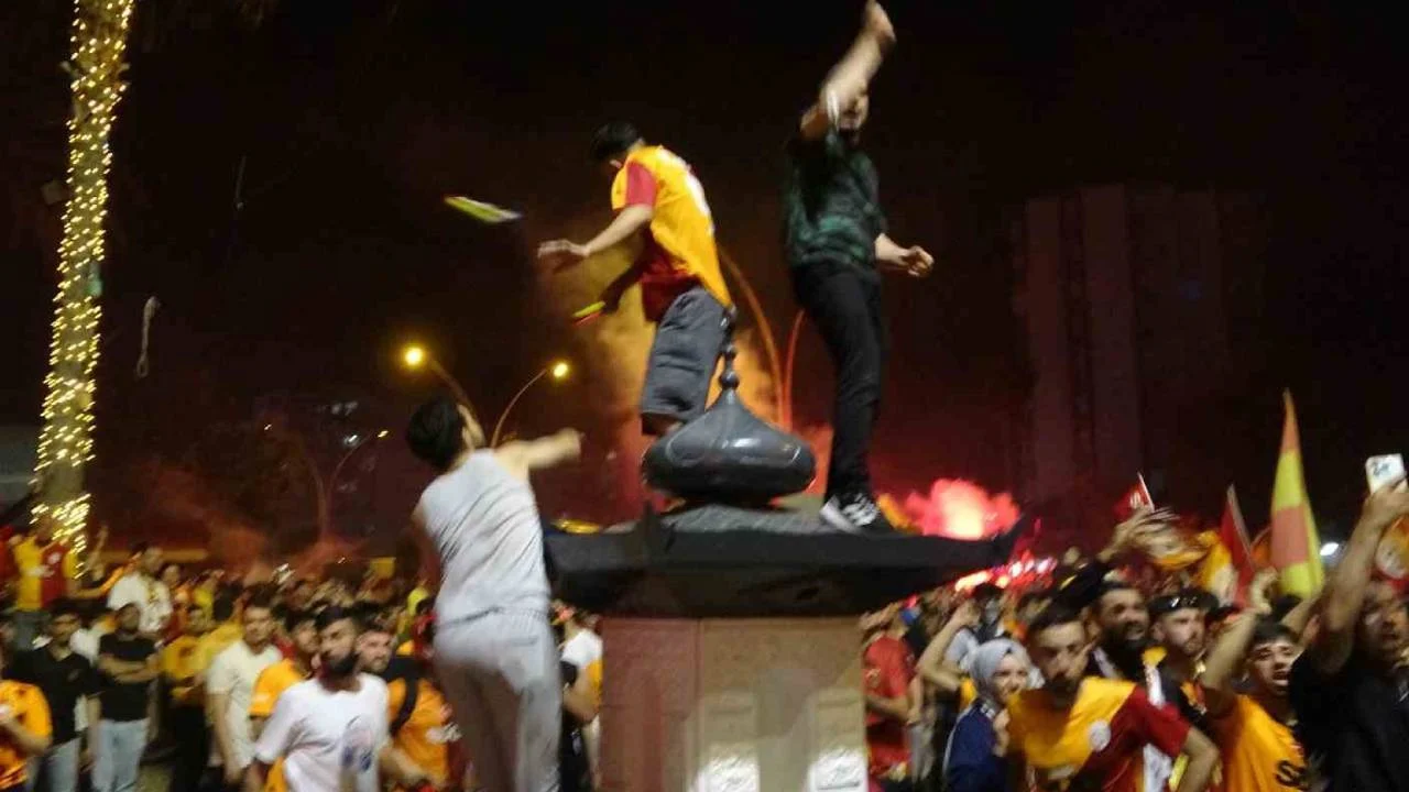 Adana’da Galatasaray ve Adana Demirspor taraftarları arasında şampiyonluk kutlamasında gerginlik 3 517889