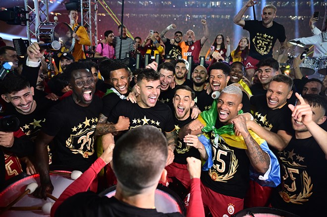 Galatasaraylı futbolcular tüm gece şampiyonluğu kutladı 5 517907