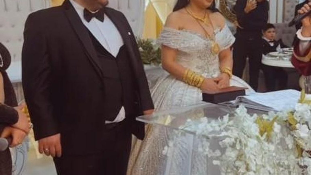 Murat Övüç’ün yıllardır gizlenen eski eşi ortaya çıktı: Düğünde altın yağmuru estirdi! 6 519217