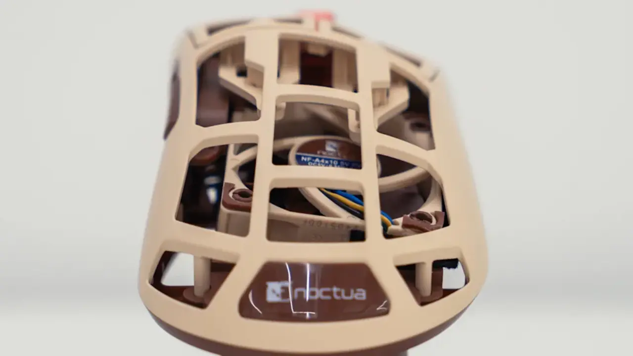 Pulsar fanli bir oyuncu faresi .webp