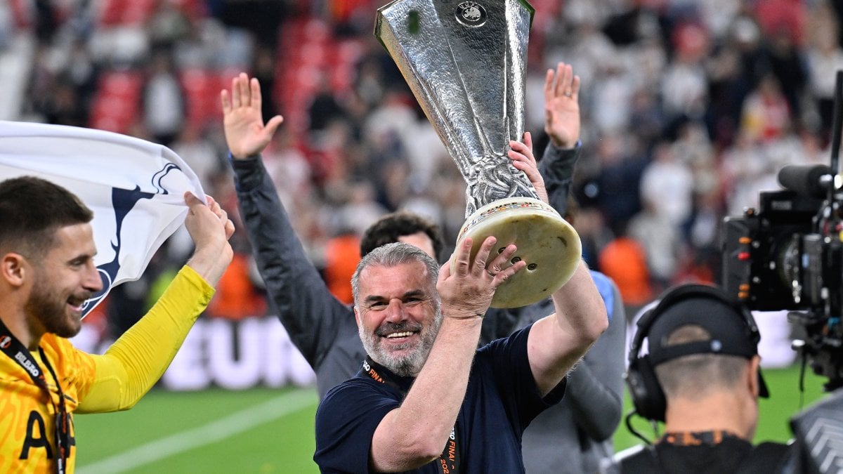 41 Yıl sonra kupayı kazandıran teknik direktör gönderiliyor mu? 7 520569