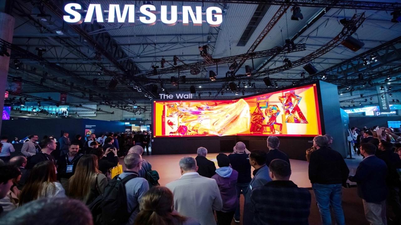 Samsung renkli e kagit ekranini