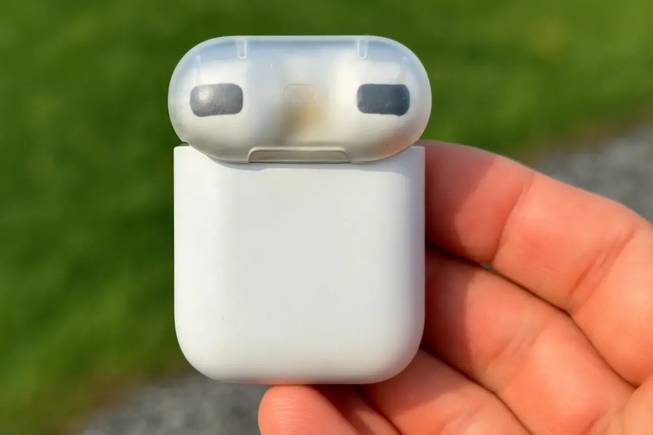 Seffaf kapakli AirPods karsimiza.webp