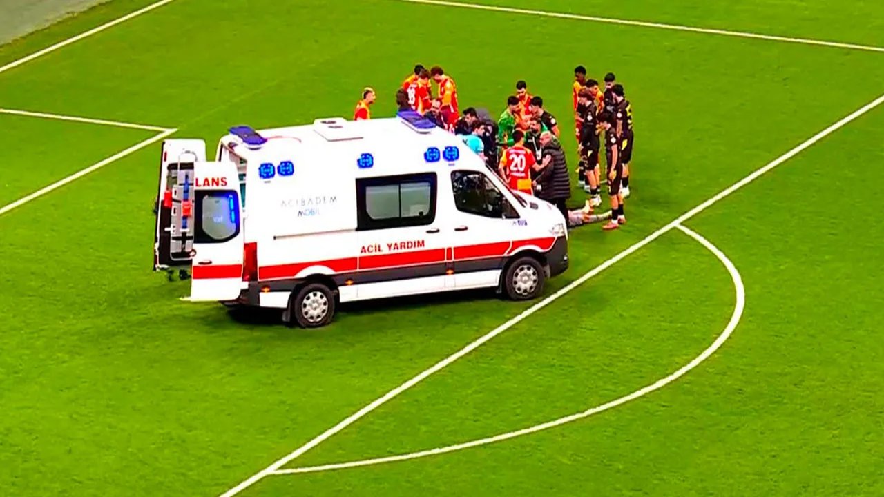 Dili Boğazına Kaçtı! Ambulans Sahaya Girdi! 6 555303