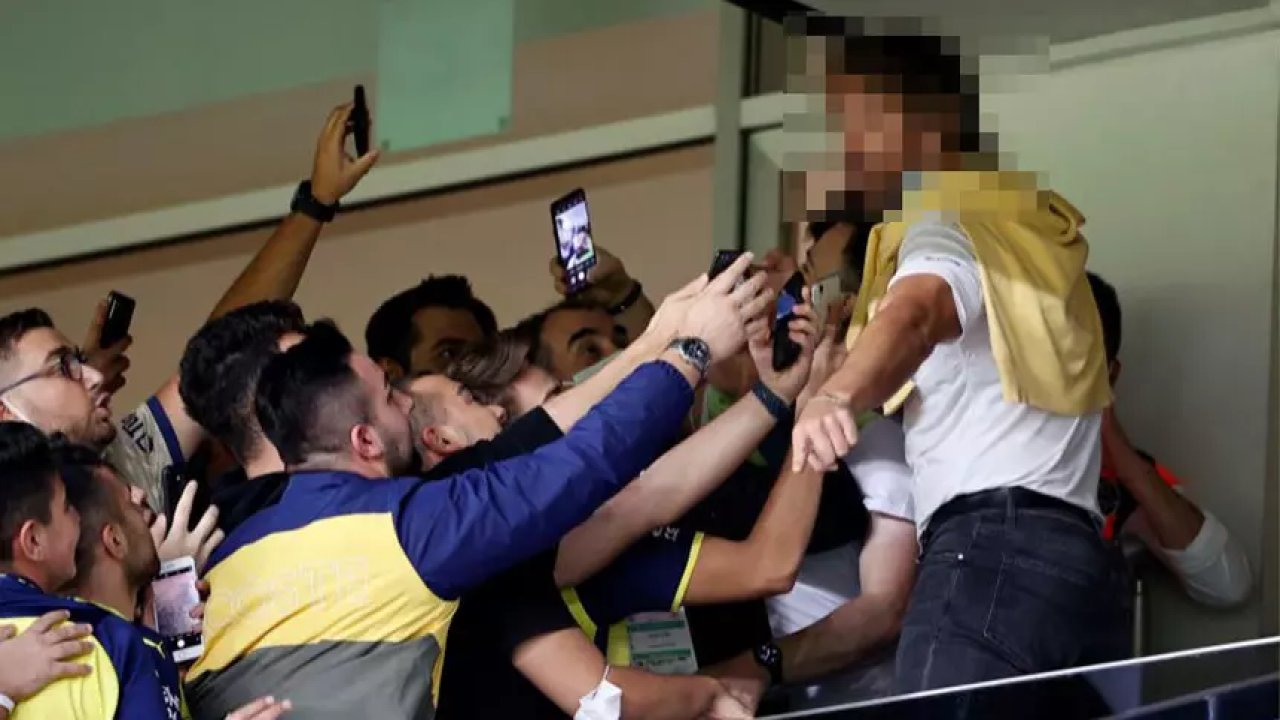 Derbide Büyük Sürpriz! Kimliğini Gizleyerek Tribüne Girdi! 3 556991