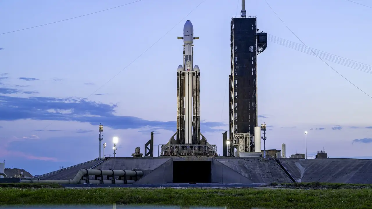 spacex falcon heavy firlatmasi hava muhalefeti nedeniyle ertelendi.webp