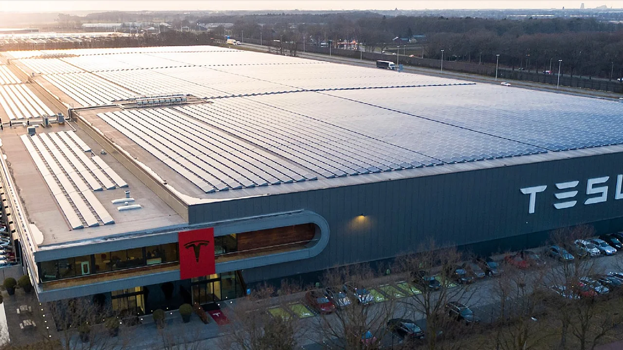 tesladan rekor siparis ve yeni cip fabrikasi hamlesi.webp