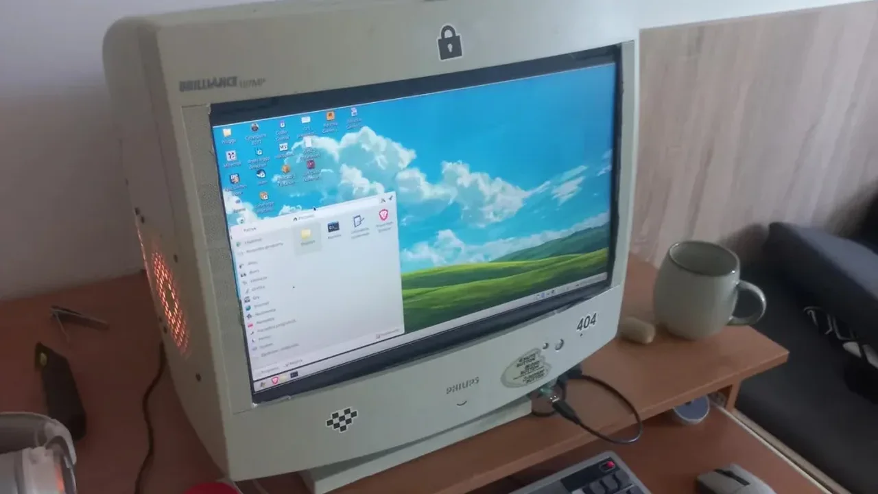 disi crt monitor ici oyuncu bilgisayari cyberpunk aciyor.webp