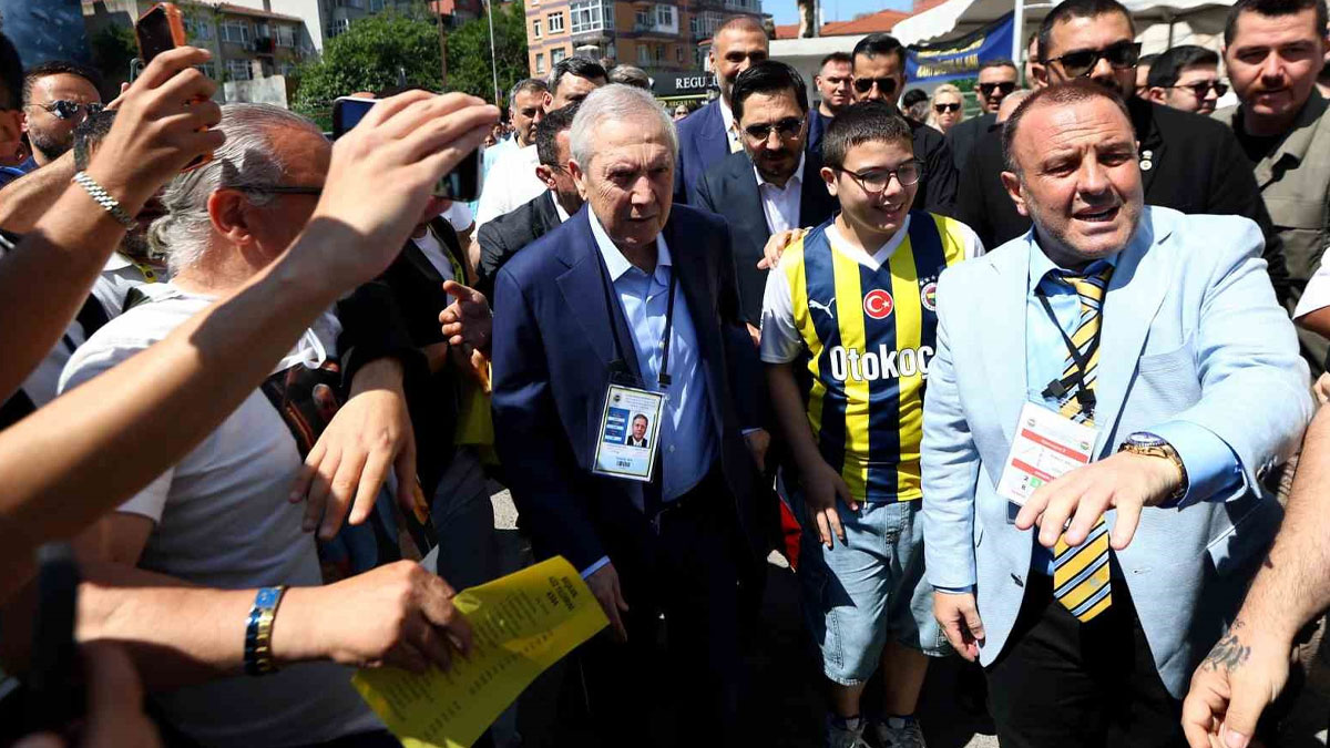 Hakan Safi para dağıtıyor, insanları para dağıtarak getirmişler 18 560168