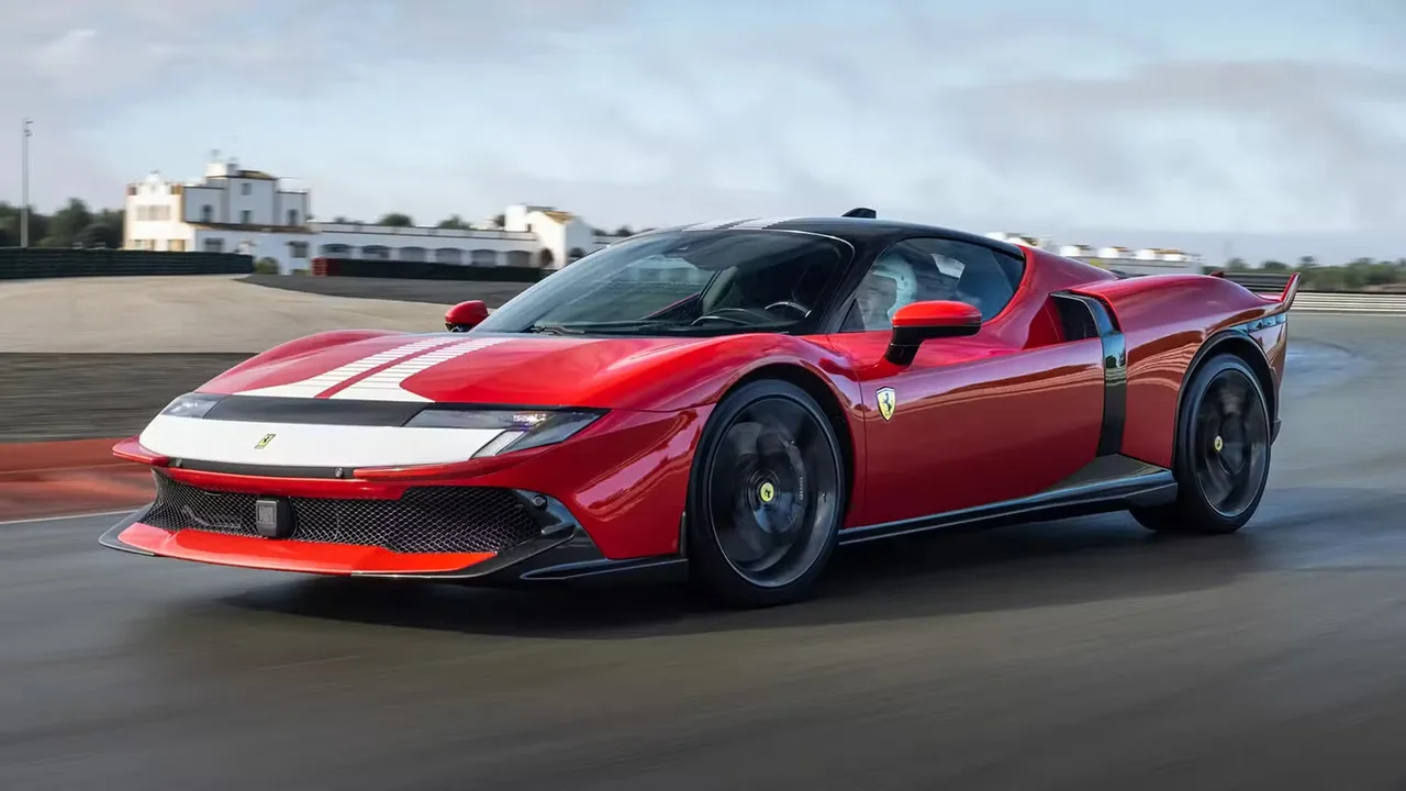 Ferrari'nin Yeni Stratejisi: Hem Elektrikli Hem Benzinli 10 ferrarinin yeni stratejisi hem elektrikli hem benzinli.webp