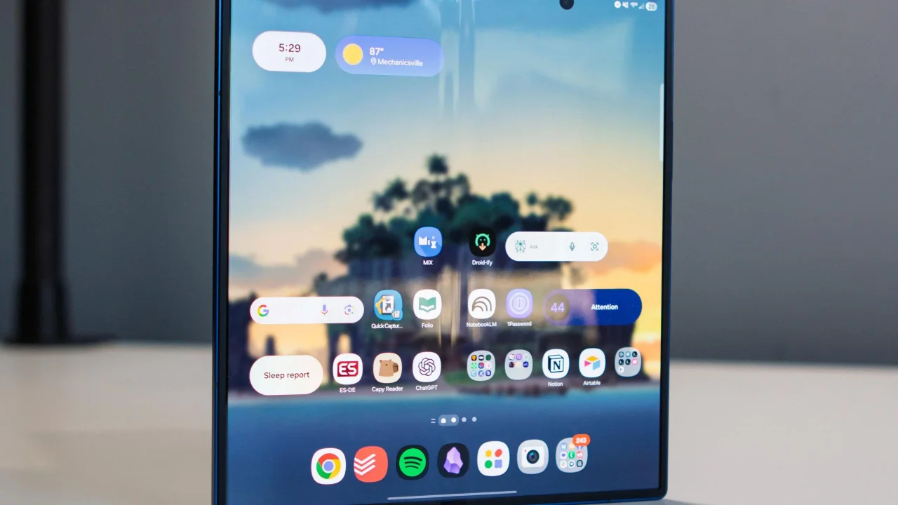 galaxy z fold8 wide kanli canli goruntulendi.webp