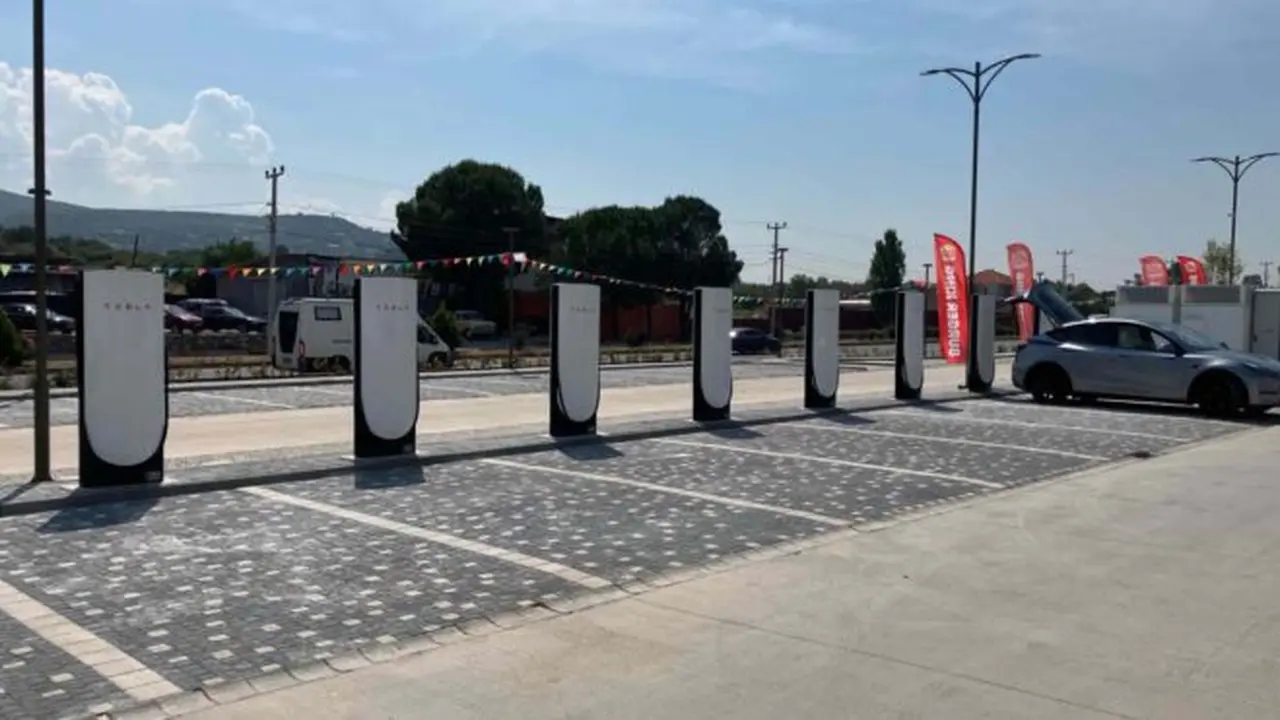 Tesla Muğla'da Yeni Supercharger İstasyonu Açtı 1 tesla mugla da yeni supercharger istasyonunu hizmete acti.webp