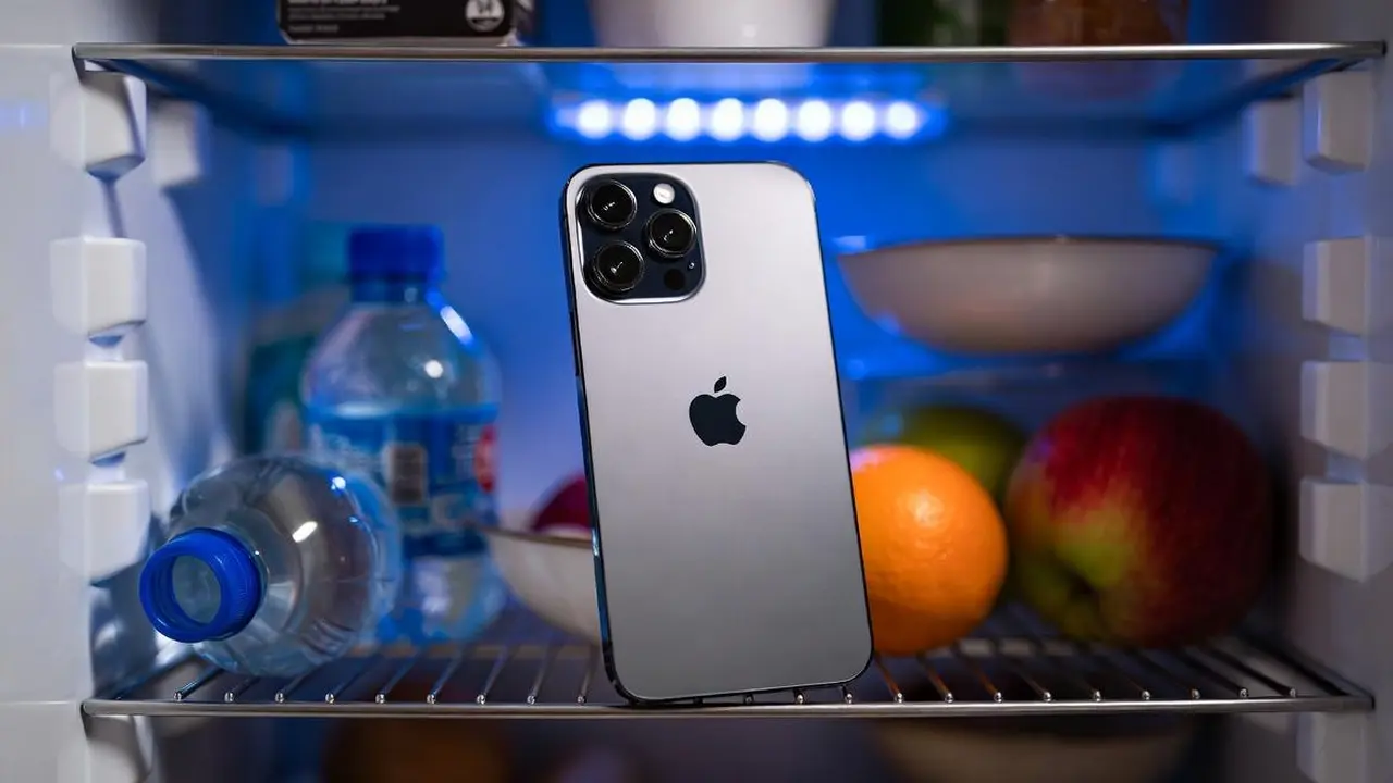 Aşırı Sıcaklarda Telefonları Buzdolabına Koymak Zararlı mı? 5 asiri sicaklarda akilli telefonlari buzdolabina koymak buyuk hasara yol aciyor.webp