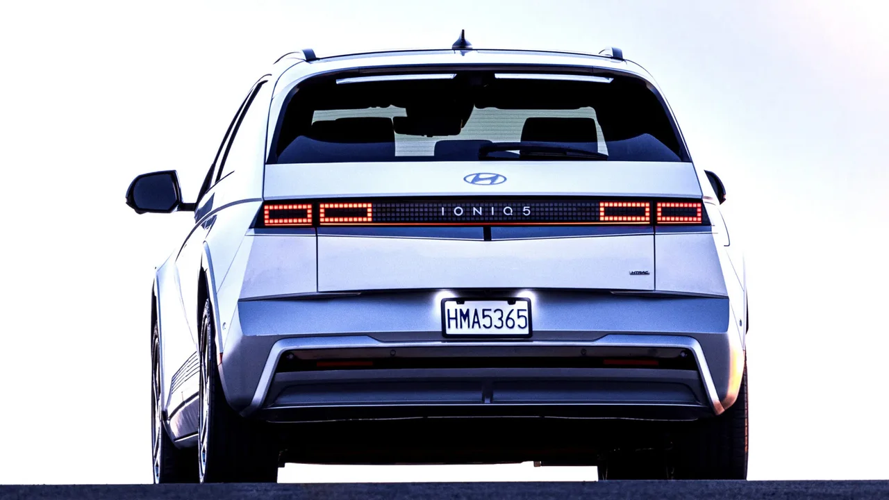 Hyundai ve Kia'dan 14 Elektrikli Araç için Yangın Riski Çağrısı 3 hyundai ve kiadan 14 elektrikli arac icin yangin riski cagrisi.webp